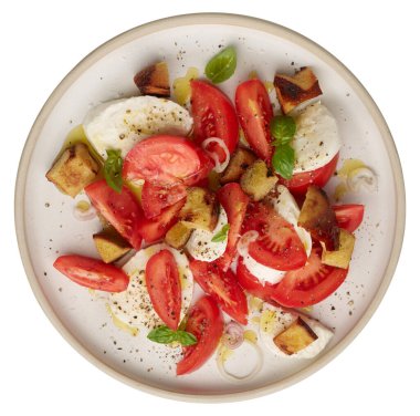 Tabaktaki domates salatası kırpma yolu ile izole edilmiş beyaz arkaplan