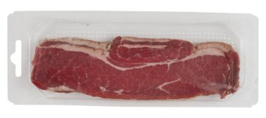 Temiz bir plastik yemek tepsisinde taze kesilmiş domuz eti, kesme yolu ile izole edilmiş beyaz arka plan.