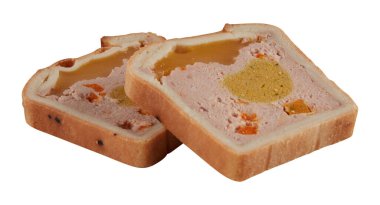 Kesme yolu ile izole edilmiş beyaz arkaplan doldurulmuş ekmek dilimleri