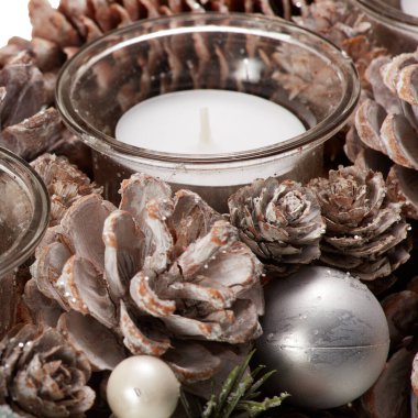 Kurumuş çam çiçekleri ve mumlar kesme yolu ile izole edilmiş beyaz arkaplan