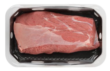 Plastik kutunun üstündeki parlak kırmızı et kırpma yolu ile izole edilmiş beyaz arkaplanı keser