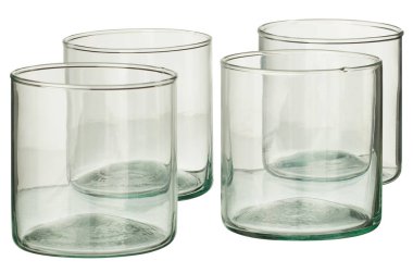 Örnekler olmadan 4 temiz bardak kırpma yolu ile izole edilmiş beyaz arkaplanı kes