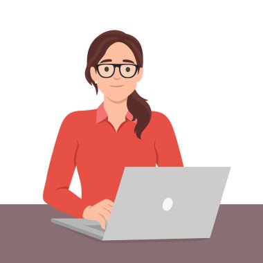 Masaüstünde güzel bir kadın oturuyor. İş yerindeki ofis çalışanı. Bilgisayarda çalış. Düz vektör çizimi beyaz arkaplanda izole edildi
