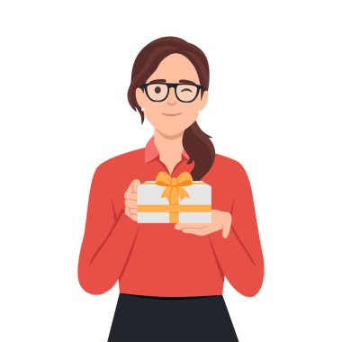 Beyaz saçlı, açık gülüşlü, göz kırpan ve elinde parlak hediye kutusu olan genç, seksi, şaşırmış bir kadın. Düz vektör çizimi beyaz arkaplanda izole edildi