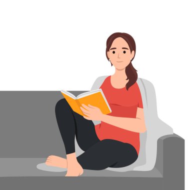 Evdeki kanepede battaniyeyle kitap okuyan genç bir kadın. Düz vektör çizimi beyaz arkaplanda izole edildi