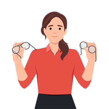 Kadın elinde gözlük ve lens tutarak göz bakımı için elverişli ve kullanışlı ürünleri seçiyor. Gülümseyen kız göz doktorunun portresi görüşü geliştirmek için çeşitli yollar sunuyor. Düz vektör çizimi beyaz arkaplanda izole edildi