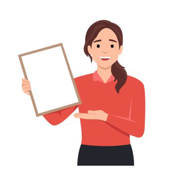 Boş bir pano tutan ya da gösteren mutlu, güzel bir genç kadın uzayın diğer tarafını kopyalamak için elini gösteriyor. Düz vektör çizimi beyaz arkaplanda izole edildi