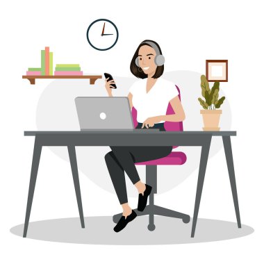 Düz çizim işyerine bakarken masasında çalışan bir kadın.