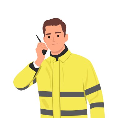 Sarı yağmurluk giyen genç güvenlik görevlisi telsiz kullanıyor. Düz vektör çizimi beyaz arkaplanda izole edildi