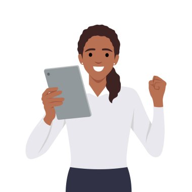 Gülümseyen güzel bir kadın elinde bir tablet bilgisayar tutuyor. Düz vektör çizimi beyaz arkaplanda izole edildi