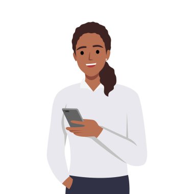 Genç bir kadın mutlu bir yüzle telefon numarasını çeviriyor. Bir kız elinde akıllı bir telefon tutuyor ve arıyor. Düz vektör çizimi beyaz arkaplanda izole edildi