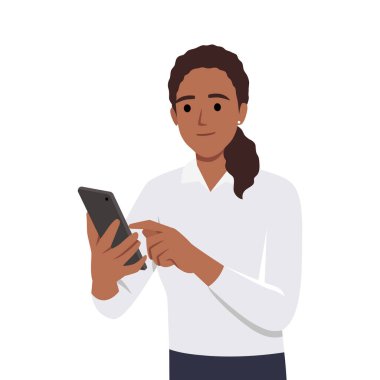 Telefonu olan insanlar. Bir kadın telefonda bir mesaj yazıyormuş. Kızın elinde akıllı bir telefon tutuyordu. Vektör görüntüsü. Düz vektör illüstrasyonu beyaz arkaplanda izole edildi