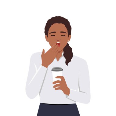 Genç iş kadını elinde bir fincan kahveyle sabahları esniyor. Düz vektör çizimi beyaz arkaplanda izole edildi