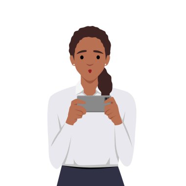 Genç siyah kız kırmızı gömlek giyip oyun oynuyor ya da akıllı telefonuyla bir şeyler seyrediyor. Düz vektör çizimi beyaz arkaplanda izole edildi