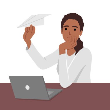 Motivasyonsuz serbest çalışan kadın ofis masasında dizüstü bilgisayarla oturup kağıt uçaklar fırlatıyor. Düz vektör çizimi beyaz arkaplanda izole edildi