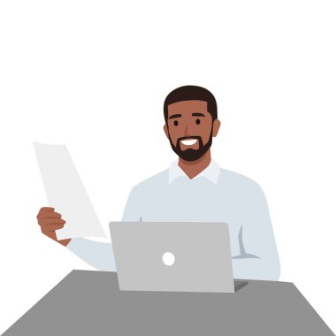 Ofiste dizüstü bilgisayarda çalışan genç siyahi bir adam rapor ya da özgeçmiş tutuyor. Ev web danışmanlığında uzak iş.