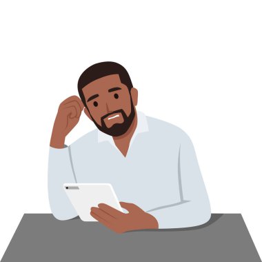 Genç adam telefon ya da tablete bakarken mutsuz, kafası karışık ve hayal kırıklığına uğramış hissediyor. Düz vektör çizimi beyaz arkaplanda izole edildi