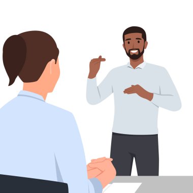 İş adamı ofiste bir sunum yapıyor. İş idarecisi, toplantı sırasında meslektaşlarına sunum yapıyor..