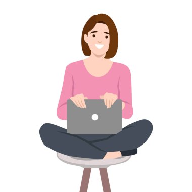 Neşeli bir kadın, taburede bacak bacak üstüne atarak oturuyor ve parlak bir gülümsemeyle dizüstü bilgisayarıyla çalışıyor. Düz vektör çizimi beyaz arkaplanda izole edildi