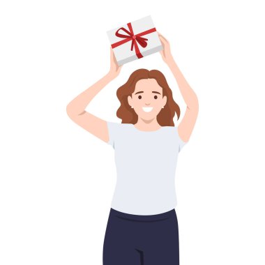 Kadın güzel paketlenmiş bir hediye kutusunu başının üstünde tutuyor, heyecan ve mutluluğu ifade ediyor. Düz vektör çizimi beyaz arkaplanda izole edildi