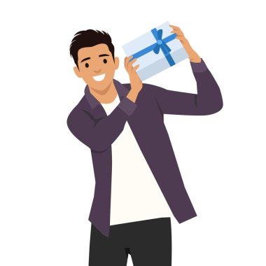Adamın elinde mavi kurdeleli güzel paketlenmiş bir hediye kutusu var. Heyecan ve neşe ifade ediyor. Düz vektör çizimi beyaz arkaplanda izole edildi