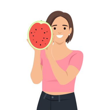 Pembe bluzlu kadın yüzünün yanında taze, kırmızı bir karpuz tutuyor ve yaz havası yayıyor. Düz vektör çizimi beyaz arkaplanda izole edildi