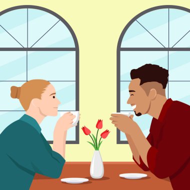 Çift rahat bir kafe masasında sıcak bir içecekten hoşlanır..