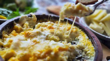 Açık arazide, çardakta kahvaltı. Harika bir kil tabakta peynirli omlet. yeşil diyet salatası