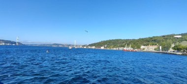 Trkiye İstanbul. Boğaz manzarası harika. Mavi deniz, köprü, gökyüzü. arkaplan fotoğrafı.