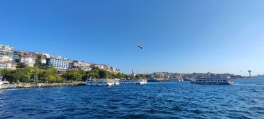 Trkiye İstanbul. Boğaz manzarası harika. Mavi deniz, köprü, gökyüzü. arkaplan fotoğrafı.