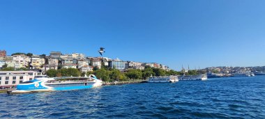 Trkiye İstanbul. Boğaz manzarası harika. Mavi deniz, köprü, gökyüzü. arkaplan fotoğrafı.