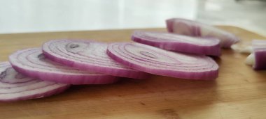 Mor soğan halkalar halinde doğranmış. Tahtada güzel bir sunum fotoğrafı.