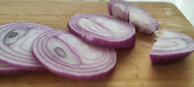 Mor soğan halkalar halinde doğranmış. Tahtada güzel bir sunum fotoğrafı.