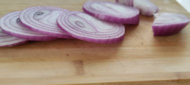 Mor soğan halkalar halinde doğranmış. Tahtada güzel bir sunum fotoğrafı.