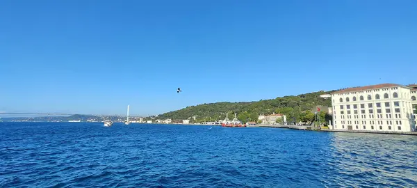 Trkiye İstanbul. Boğaz manzarası harika. Mavi deniz, köprü, gökyüzü. arkaplan fotoğrafı.