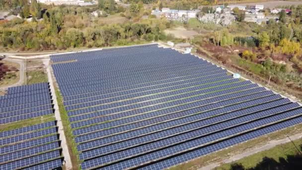 晴れた日に太陽光発電所のトップビュー 現代の太陽電池パネルの生産 環境に優しいエネルギー 人口に対するグリーン関税 — ストック動画
