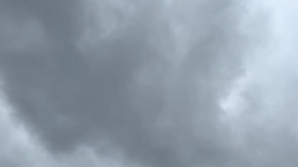 Γκρίζα Μαύρα Σύννεφα Καταιγίδας Δραματικός Ουρανός Φωτισμός Στη Σκοτεινή Θολούρα — Αρχείο Βίντεο