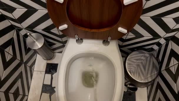 Mężczyzna Sika Toalety Stojąc Człowiek Stoi Nowoczesnej Toalecie Sika Pierwszej — Wideo stockowe