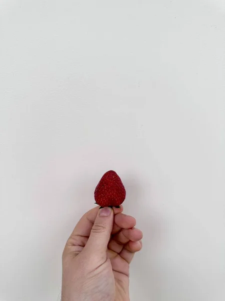 イチゴは人間の手 食べ物 白い背景で ストロベリー — ストック写真