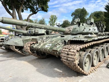 İki Rus T-74 tankı bir şehir caddesinde duruyor. Şehirdeki savaş sırasında Rus tankları etkisiz hale getirildi. Ukrayna 'yla savaşta Rus tanklarını yok etti.