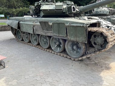 Modern Rus T-90 tankı Ukrayna 'daki savaşlarda yok edildi. Elektron güdümlü mermileri olan modern bir Rus tankı. Rus tankları Ukrayna şehirlerinin sokaklarında