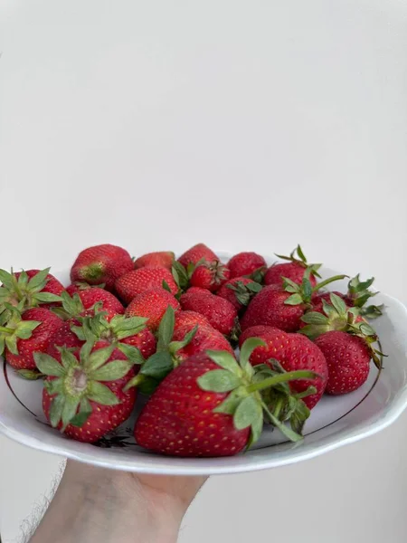 Φρέσκες Φράουλες Ένα Μπολ Λευκό Φόντο — Φωτογραφία Αρχείου