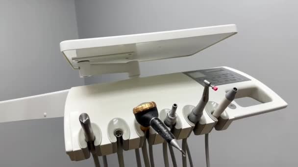 Homem Deita Numa Cadeira Dentária Num Dentista Instrumentos Dispositivos Dentários — Vídeo de Stock