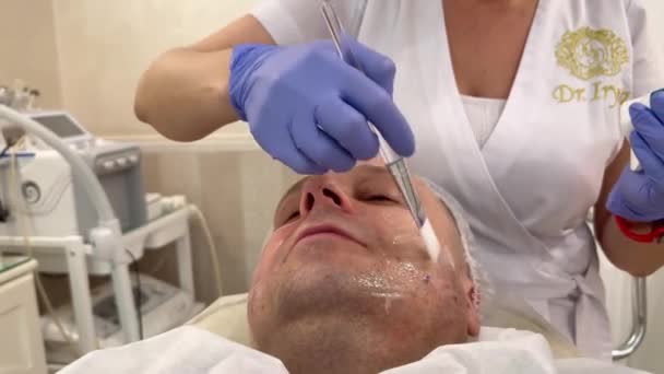 Profesjonalna Kosmetolog Wykonuje Karboksyterapię Twarzy Mężczyzny Aby Nasycić Komórki Skóry — Wideo stockowe