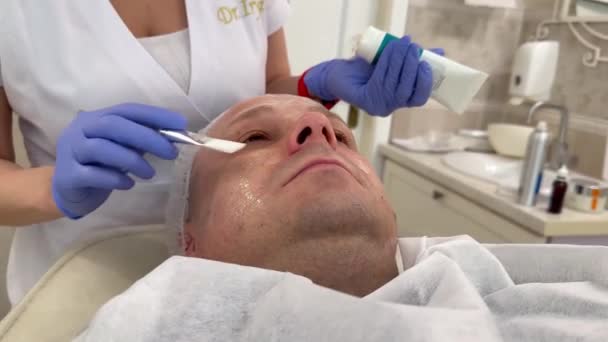Een Professionele Cosmetoloog Voert Carboxytherapie Uit Het Gezicht Van Een — Stockvideo