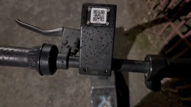 Yağmurda Gece Elektrikli Scooter Kilidini Açmak Motosiklette Yağmur Damlaları — Stok video