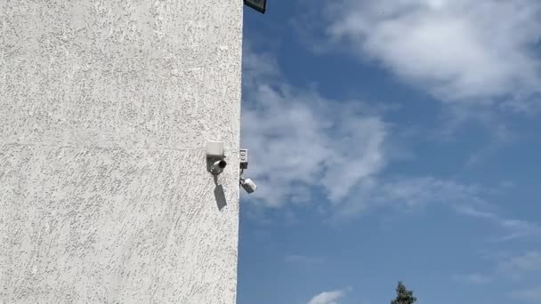 Twee Witte Beveiligingscamera Buitenmuur Bewaken Buurt Vanuit Hoek Van Het — Stockvideo