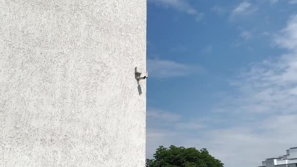 Une Caméra Vidéosurveillance Est Installée Sur Mur Extérieur Blanc Bâtiment — Video