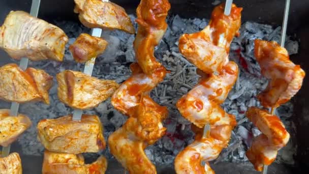 Marinovaná Kuřecí Křidýlka Kebab Špejlích Grilují Pomalu Otáčejí Smažení Masový — Stock video