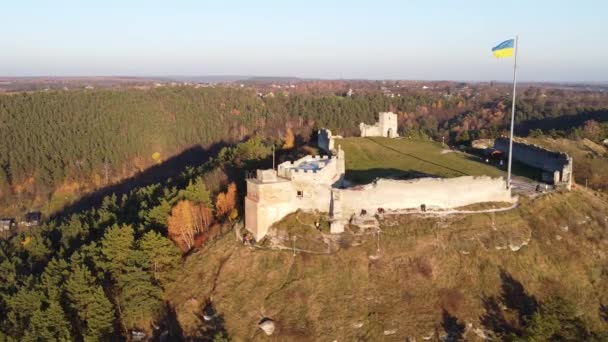 Eine Vogelperspektive Auf Eine Wunderschöne Historische Burg Auf Einem Berg — Stockvideo